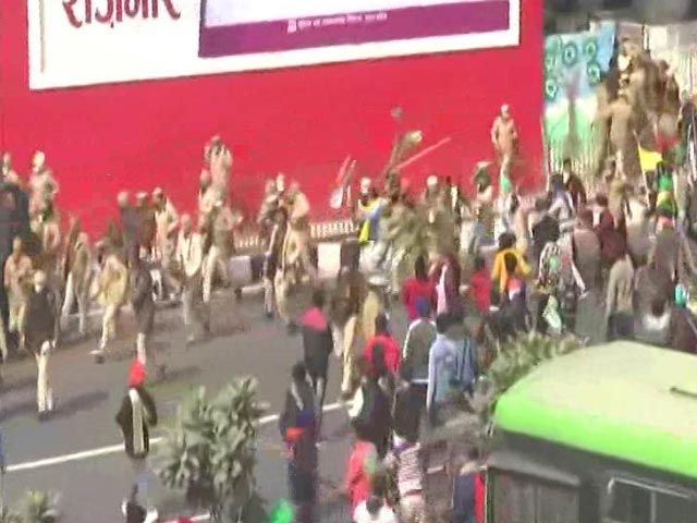 Dramatic Standoff Between Cops, Farmers In Central Delhi