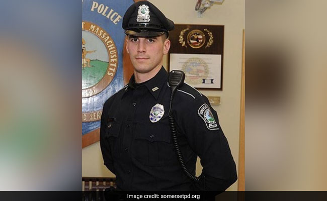 अमेरिका में पुलिस का दिखा अलग रंग, चोर को गिरफ्तार करने के बदले राशन खरीदने के लिए दिए पैसे