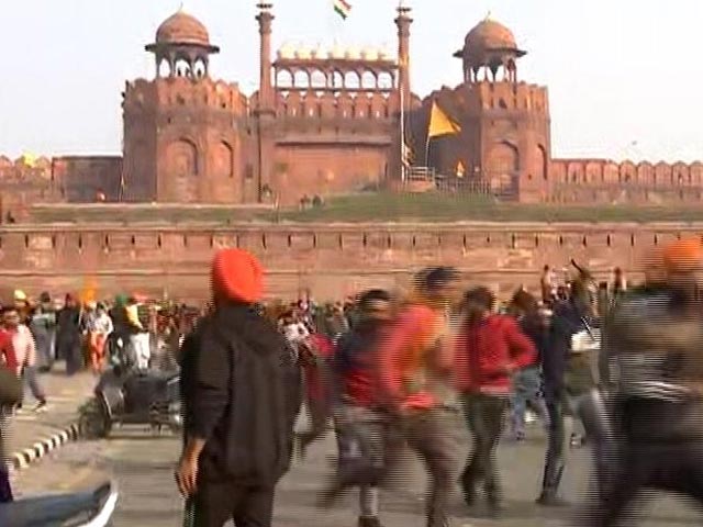 Lathicharge At Delhi's Red Fort As Police Try To Remove Farmers
