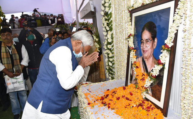 बिहार: केंद्रीय मंत्री रविशंकर प्रसाद की मां के श्राद्ध कार्यक्रम में पहुंचे CM नीतीश कुमार