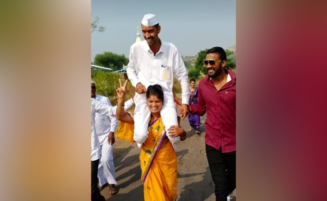 चुनाव में पति की जीत से खुश पत्नी ने उन्हें कंधों पर उठाकर दौड़ लगी दी! Video वायरल हुआ
