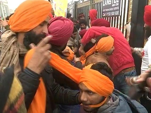 Farmers Organise "Turban Langar" At Singhu Border