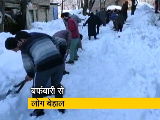 कश्मीर में रास्तों से बर्फ नहीं हटाने पर लोग प्रशासन से नाराज