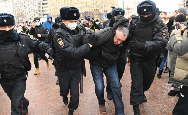 Over 1,000 Arrested At Russia Protests Backing Kremlin Critic