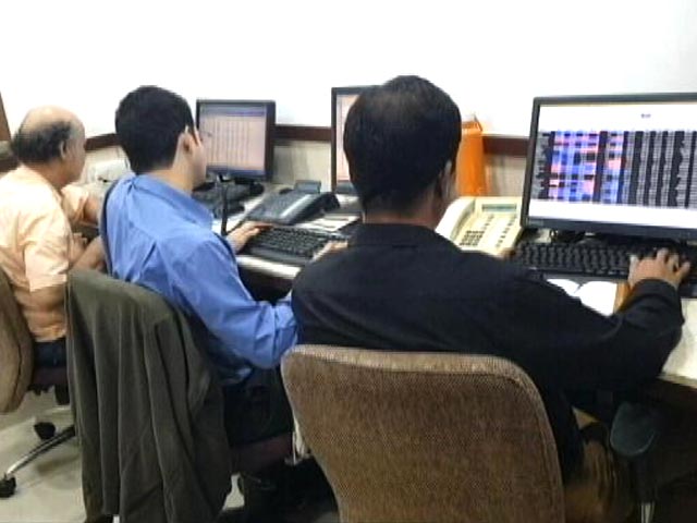 Share Market : बाजार खुलते ही 1300 अंक लुढ़का सेंसेक्स, निफ्टी में भी 350 अंकों की गिरावट