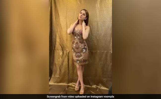 Shehnaaz Gill ने ग्लैमरस अंदाज में कराया फोटोशूट, Video में यूं पोज देती आईं नजर