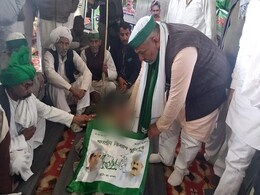 किसान आंदोलन : गाजीपुर बॉर्डर पर ठंड से 57 साल के किसान की मौत किसान आंदोलन : गाजीपुर बॉर्डर पर ठंड से 57 साल के किसान की मौत