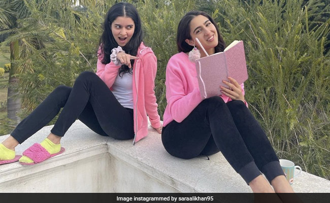 Sara Ali Khan ने बेस्ट फ्रेंड सारा के साथ शेयर कीं Photos, एक जैसी ड्रेस पहने यूं क्यूट अंदाज में आईं नजर