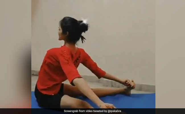 लड़की ने किया ऐसा मुश्किल योग, IPS बोला- इस Wonder Woman में हड्डियां हैं भी या नहीं...देखें Video