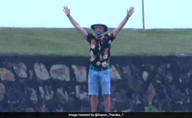 Joe Roots heartwarming gesture for lone spectator after scoring double ton against Sri Lanka trends on Twitter Joe Roots heartwarming gesture for lone spectator after scoring double ton against Sri Lanka trends on Twitter