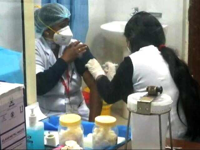 COVID-19 Vaccination Plan: 3 लाख स्वास्थ्यकर्मियों को आज लगेगी वैक्सीन, जानें पूरे भारत में क्या है कोविड वैक्सीनेशन प्लान COVID-19 Vaccination Plan: 3 लाख स्वास्थ्यकर्मियों को आज लगेगी वैक्सीन, जानें पूरे भारत में क्या है कोविड वैक्सीनेशन प्लान