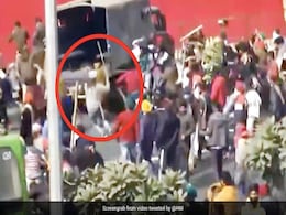 Kisan Tractor Rally: किसानों ने पुलिसकर्मियों पर किया Attack, जमकर बरसाए डंडे - देखें Video Kisan Tractor Rally: किसानों ने पुलिसकर्मियों पर किया Attack, जमकर बरसाए डंडे - देखें Video