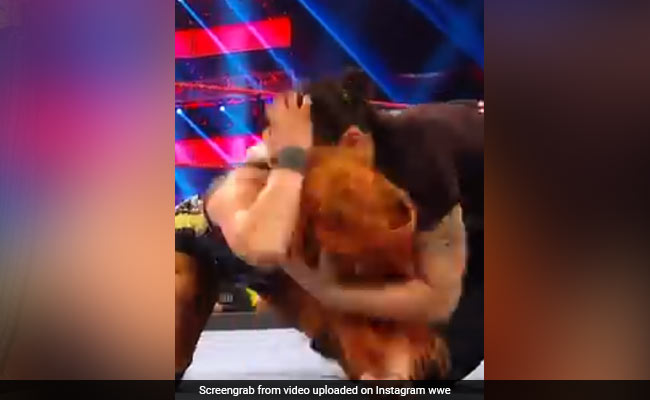 WWE Viral Video:शायना बैजलर ने विरोधी रेसलर पर यूं किया अटैक, गर्दन पर काट लिया दांत