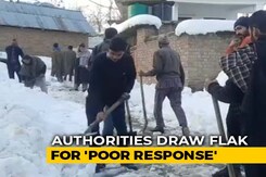 Kashmir Locals Clear Snow To Reach Hospitals; Administration "Missing" Kashmir Locals Clear Snow To Reach Hospitals; Administration "Missing"