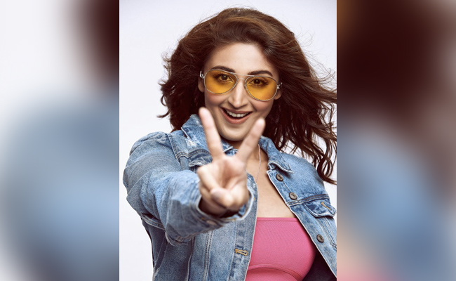 Pop Singer Dhvani Bhanushali To Perform At A Live Concert In Mumbai. Details Here