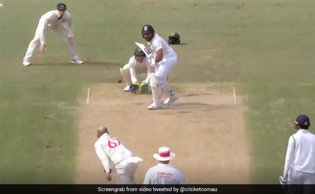 Ind vs Aus: Ro-Hitman ने आगे बढ़कर जड़ा धमाकेदार छक्का, फैन्स बोले - टेस्ट है या टी-20 - देखें Video