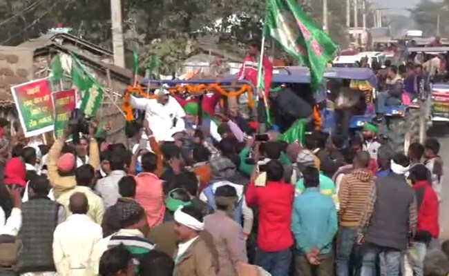 बिहार : कृषि कानूनों के विरोध में मधेपुरा में निकली ट्रैक्टर रैली बिहार : कृषि कानूनों के विरोध में मधेपुरा में निकली ट्रैक्टर रैली