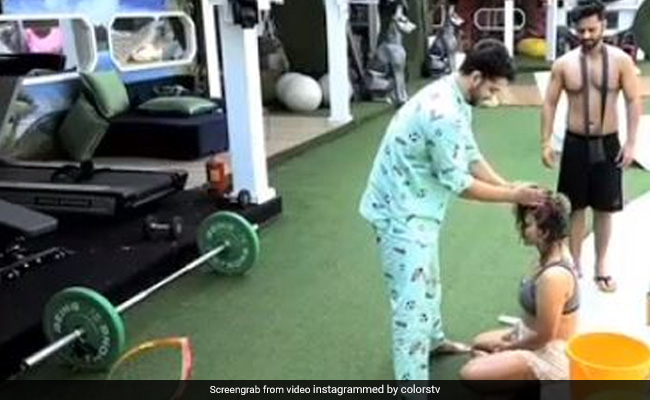 Bigg Boss हाउस का बाथरूम हुआ बंद, Rakhi Sawant ने पूल में धुलवाए बाल- देखें Video