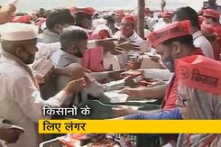 मुंबई के आजाद मैदान में प्रदर्शनकारी किसानों के लिए लंगर का इंतजाम मुंबई के आजाद मैदान में प्रदर्शनकारी किसानों के लिए लंगर का इंतजाम