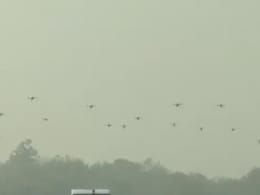VIDEO: दुश्मन के इलाके में कहर ढा सकता है भारत का 'स्वार्म ड्रोन', आर्मी डे परेड में दिखी पहली झलक VIDEO: दुश्मन के इलाके में कहर ढा सकता है भारत का 'स्वार्म ड्रोन', आर्मी डे परेड में दिखी पहली झलक