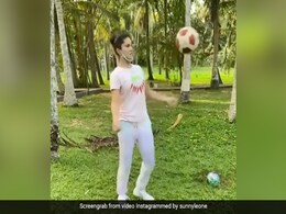 Sunny Leone के फुटबॉल स्किल्स देखकर हैरान रह गए फैन्स, बोले- माशाल्लाह...देखें Video Sunny Leone के फुटबॉल स्किल्स देखकर हैरान रह गए फैन्स, बोले- माशाल्लाह...देखें Video