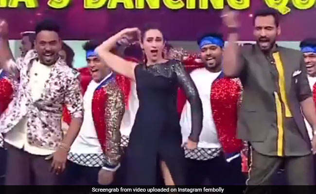 करिश्मा कपूर 'हुस्न है सुहाना' सॉन्ग सुन नहीं कर पाईं कंट्रोल, स्टेज पर जाकर यूं करने लगीं डांस- देखें Video