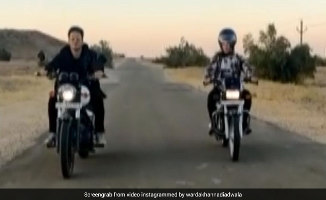 इस फिल्मी फैमिली में लगी बाइक रेस, बेटे से आगे निकली मम्मी- देखें Video