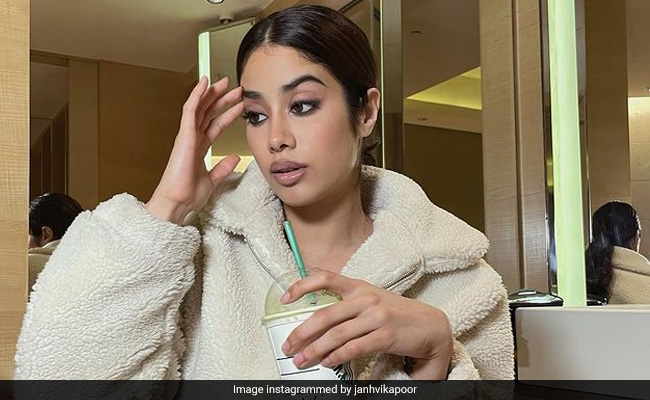 Work From Home Is No Fun For Janhvi Kapoor. Her ROFL Post Proves It