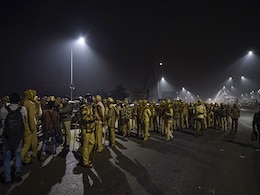 किसान आंदोलन: यूपी गेट पर भीड़ बढ़ी, करीब 3 हजार सुरक्षा बल तैनात किसान आंदोलन: यूपी गेट पर भीड़ बढ़ी, करीब 3 हजार सुरक्षा बल तैनात