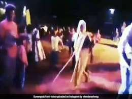 DJ पर डांस कर रहा था बुज़ुर्ग, पीछे से लाठी लेकर आ गई पत्नी और फिर... सहवाग बोले- पत्नी का खौफ - देखें Video DJ पर डांस कर रहा था बुज़ुर्ग, पीछे से लाठी लेकर आ गई पत्नी और फिर... सहवाग बोले- पत्नी का खौफ - देखें Video