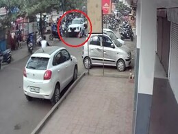 मध्य प्रदेश : कार सवार से युवतियों को रौंदा, हादसा CCTV में कैद मध्य प्रदेश : कार सवार से युवतियों को रौंदा, हादसा CCTV में कैद