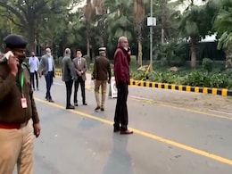 इजरायली दूतावास के पास मामूली विस्फोट ने दिल्ली के VIP जोन में सुरक्षा को लेकर बढ़ाई चिंता इजरायली दूतावास के पास मामूली विस्फोट ने दिल्ली के VIP जोन में सुरक्षा को लेकर बढ़ाई चिंता