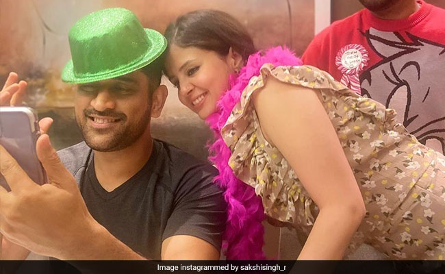 धोनी से मिले ऋषभ पंत, साक्षी ने फोटो शेयर कर लिखा- 'मिसिंग यू गाइज'