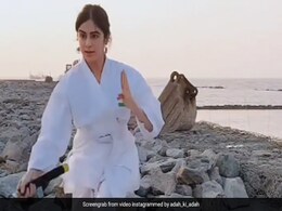 'कमांडो गर्ल' अदा शर्मा ने बीच किनारे यूं दिखाए करतब, खूब देखा जा रहा एक्ट्रेस का Video 'कमांडो गर्ल' अदा शर्मा ने बीच किनारे यूं दिखाए करतब, खूब देखा जा रहा एक्ट्रेस का Video