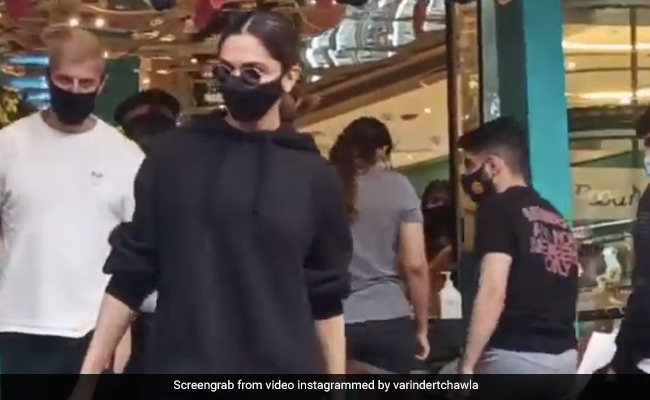 Deepika Padukone करने पहुंचीं ग्रॉसरी की शॉपिंग, देखते ही लग गई फोटोग्राफर्स की भीड़- देखें Video