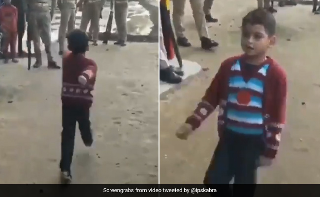 पुलिस वालों के सामने छोटे बच्चे ने की गजब की ड्रिल, IPS बोला- अपने ट्रेनिंग के दिन याद आ गए... देखें Video