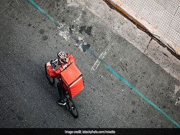 Pizza Delivery Boy को नहीं मिली टिप, तो कस्टमर को देने से पहले घर के बाहर खड़े होकर खुद खा गया पिज्जा - देखें Video Pizza Delivery Boy को नहीं मिली टिप, तो कस्टमर को देने से पहले घर के बाहर खड़े होकर खुद खा गया पिज्जा - देखें Video