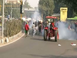 किसानों के उग्र प्रदर्शन के बीच ट्रैक्टर के खतरनाक स्टंट से जान बचाते दिखे पुलिसकर्मी किसानों के उग्र प्रदर्शन के बीच ट्रैक्टर के खतरनाक स्टंट से जान बचाते दिखे पुलिसकर्मी