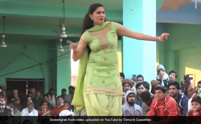 Sapna Choudhary ने हरियाणवी सॉन्ग 'खड़ी रोड पर वेट करूं' पर मचाया तहलका, वायरल हुआ डांस Video