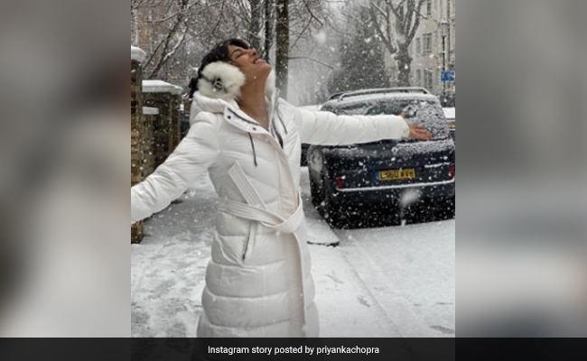 प्रियंका चोपड़ा लंदन की सड़कों पर स्नोफॉल के बीच झूमती आईं नजर, देखें खूबसूरत फोटो