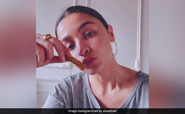 आलिया भट्ट ने फ्रेंच फ्राइज खाते हुए शेयर की Photo, बोलीं- ऐसा कुछ नहीं है जिसे फ्रेंच फाइज ठीक नहीं कर...