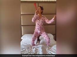 रश्मि देसाई ने 'हवा हवाई' सॉन्ग पर बिस्तर पर जमकर मचाई उछलकूद, देखें मजेदार Video रश्मि देसाई ने 'हवा हवाई' सॉन्ग पर बिस्तर पर जमकर मचाई उछलकूद, देखें मजेदार Video