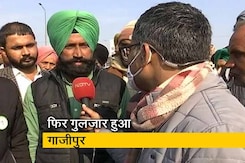 टिकैत के बुलाने पर हजारों की संख्या में किसान पहुंचे गाजीपुर बॉर्डर टिकैत के बुलाने पर हजारों की संख्या में किसान पहुंचे गाजीपुर बॉर्डर
