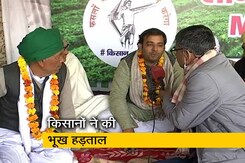 अनशन पर बैठे किसानों ने कहा, उनकी देशभक्ति पर सवाल नहीं उठाया जा सकता अनशन पर बैठे किसानों ने कहा, उनकी देशभक्ति पर सवाल नहीं उठाया जा सकता