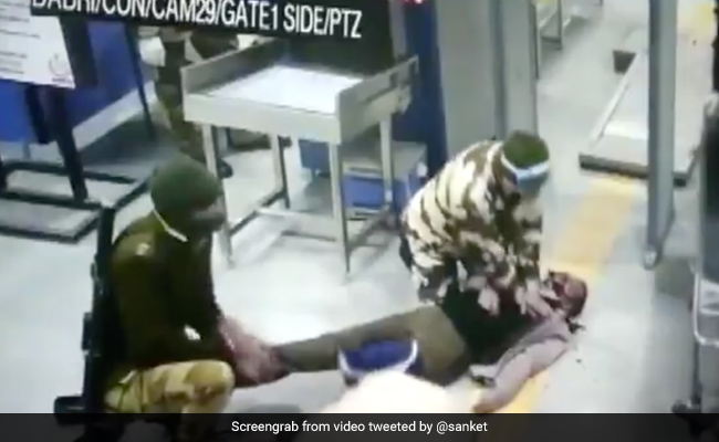 On Camera, Man Collapses On Delhi Metro. What A Cop Does Next
