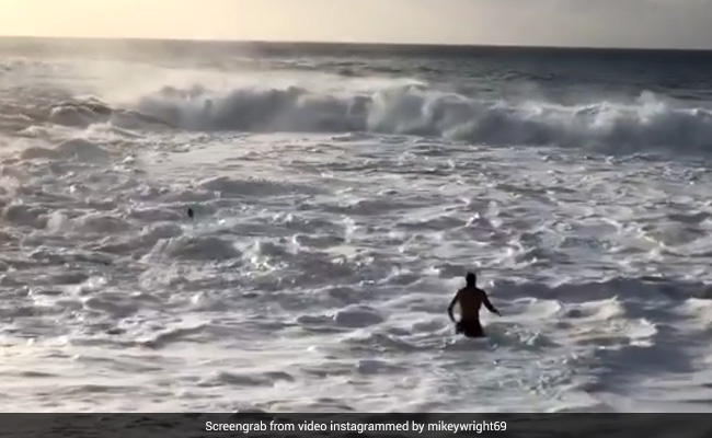 समुद्र में डूब रही थी महिला, तभी शख्स ने हीरो की तरह मारी एंट्री और जान पर खेल कर बचाई उसकी जान- देखें Video
