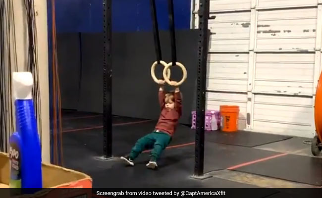 पापा को देख कुछ इस तरह वर्कआउट करने लगा छोटा से बच्चा, Video देख आएगी हंसी