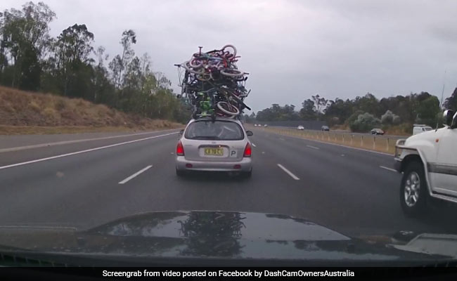 कार की छत पर साइकिलें रखकर जा रहा था शख्स, लोग बोले- बताओ कितनी साइकिल? - देखें Viral Photo