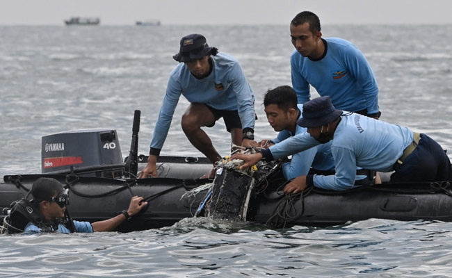 Divers Hunt For Cockpit Tapes After Indonesia Plane Crash