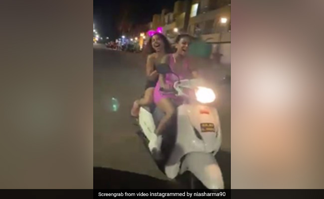 निया शर्मा दोस्त को स्कूटी पर घुमाती आईं नजर, वायरल हुआ एक्ट्रेस का नया अंदाज- देखें Video